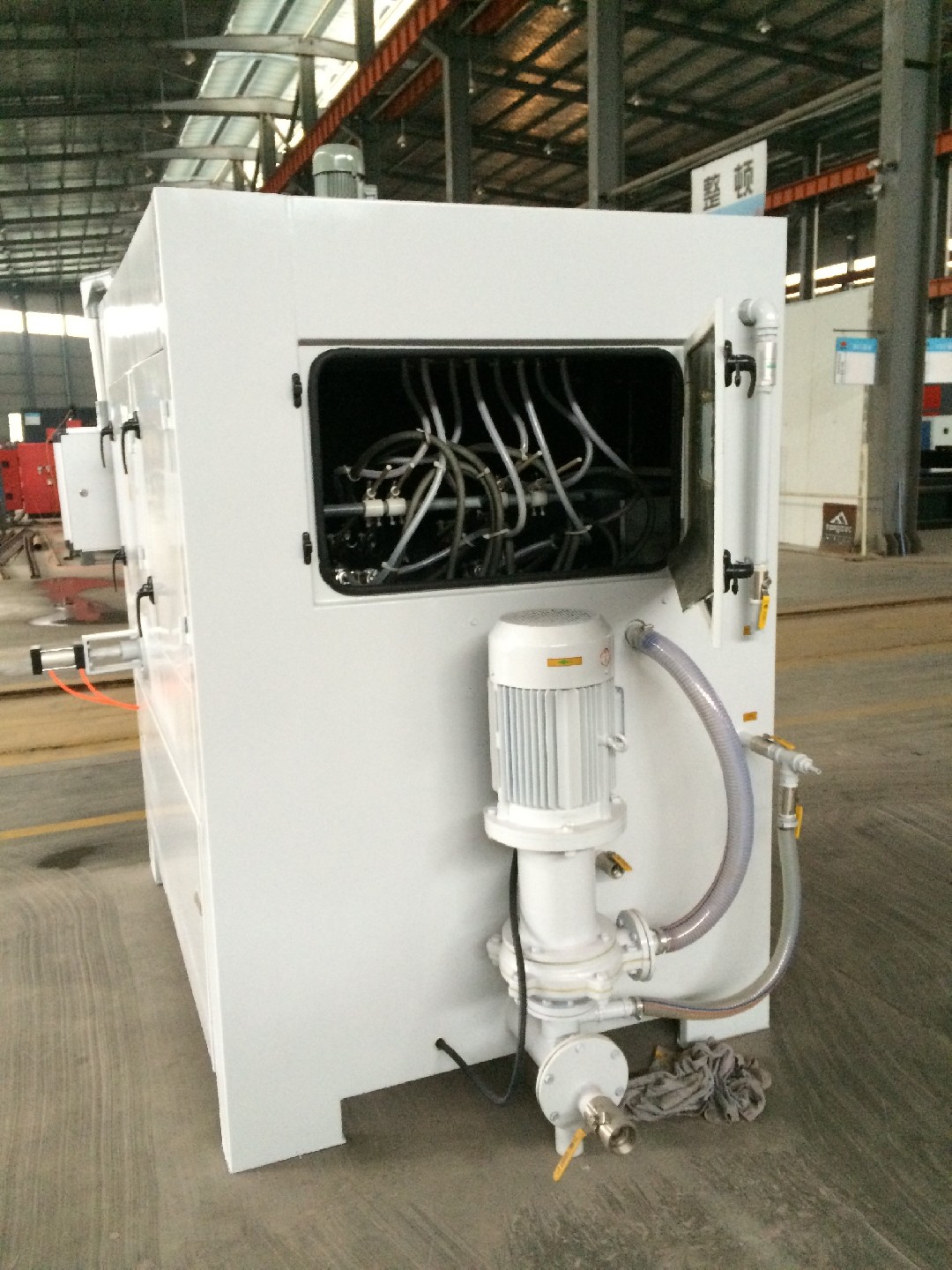 傳動軸液體轉盤自動噴砂機-特點：1、分體式組合結構;2、獨立的氣控系統(tǒng)配合集中電控柜;3、先進的磨料（砂水）兩級分離循環(huán)系統(tǒng)節(jié)省耗砂···