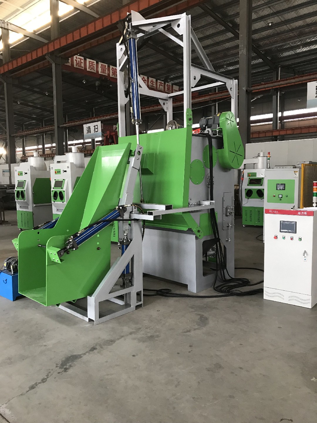 TB-SF300KG-6A自動上下料履帶式自動噴砂機，履帶液體自動噴砂機，自動液體噴砂機-此設備是針對（小零件類）工件而設計制作的專用噴砂機設備。原理是以壓縮空氣作為加速動力，通過輸送氣管進···
