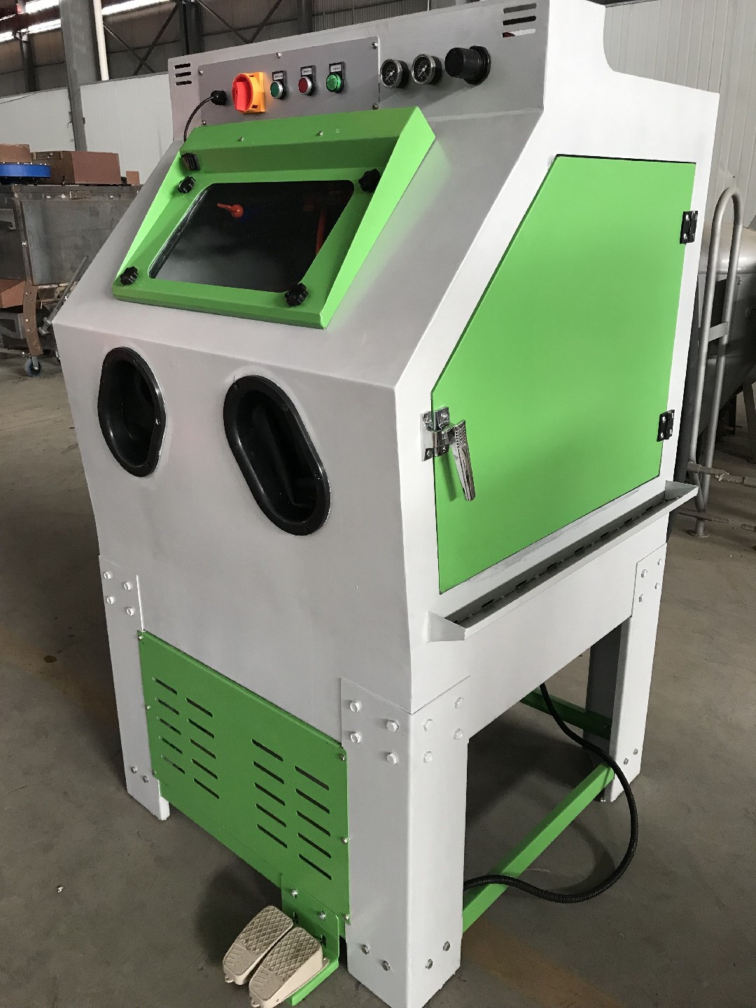 TBWN9090液體箱式手動噴砂機-產(chǎn)品尺寸（mm）：1590×975×1750工作倉尺寸（mm）：900×900×700艙門尺寸（mm）：790×625產(chǎn)品質量：約28···