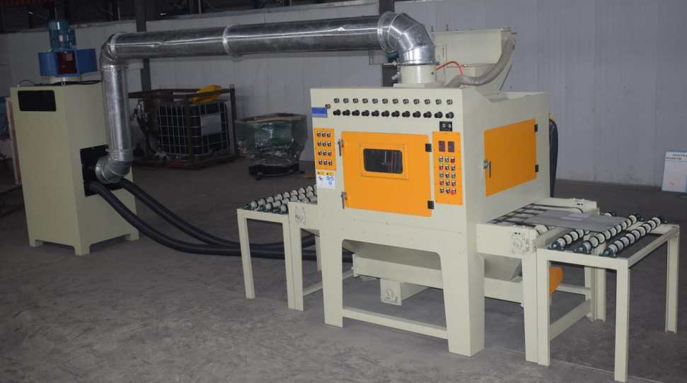 通過式自動噴砂機(jī)，輸送帶自動噴砂機(jī)-本機(jī)型是根據(jù)該產(chǎn)品而單獨設(shè)計的非標(biāo)準(zhǔn)機(jī)型，具有加工效率高，操作簡單，節(jié)約能耗，環(huán)保無污染，噴砂加工后···