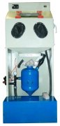 （標準型）壓送式手動噴砂機-產(chǎn)品特點 騰博噴砂機械廠生產(chǎn)的壓送式手動噴砂機采用壓力式直接加速噴射砂材，砂材撞擊較深，加工速度較旋風···