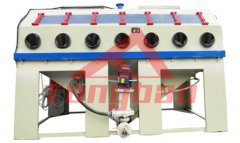 （非標型）手動液體噴砂機-噴砂設備特點： 騰博系列（非標型）手動液體噴砂機采用砂水混合磨料，使得加工工件表面更加細膩，同時減小了···
